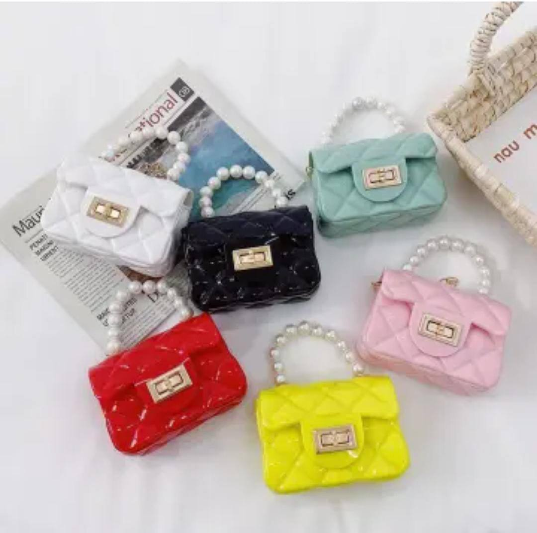 A. Cartera Bandolera con Perlas 14.0