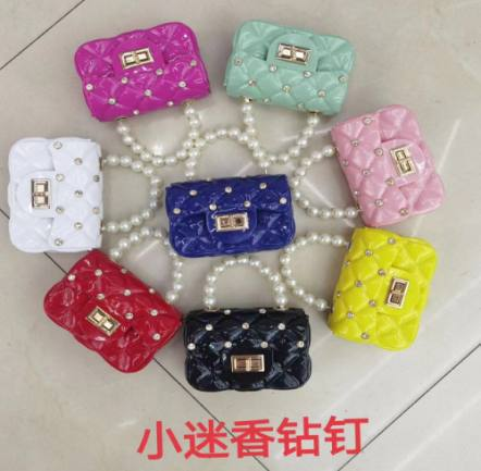 A. Cartera Bandolera con Perlas 14.0
