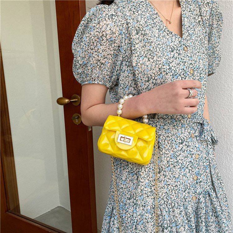 A. Cartera Bandolera con Perlas 14.0