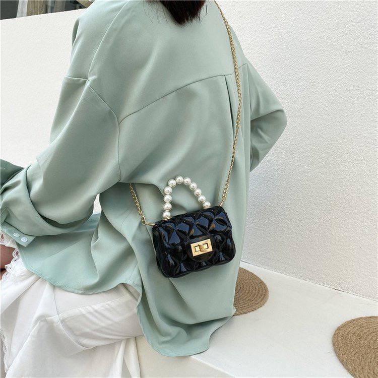 A. Cartera Bandolera con Perlas 14.0