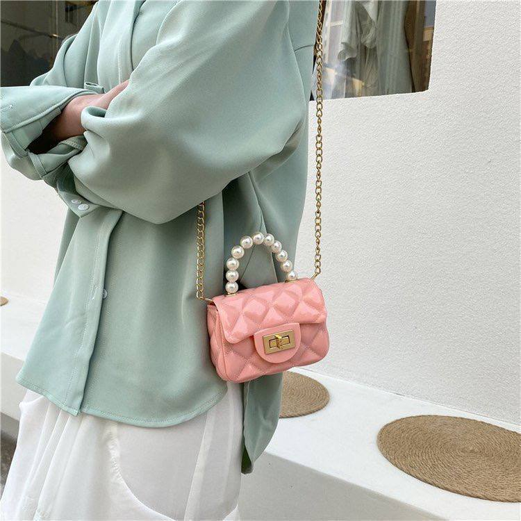 A. Cartera Bandolera con Perlas 14.0